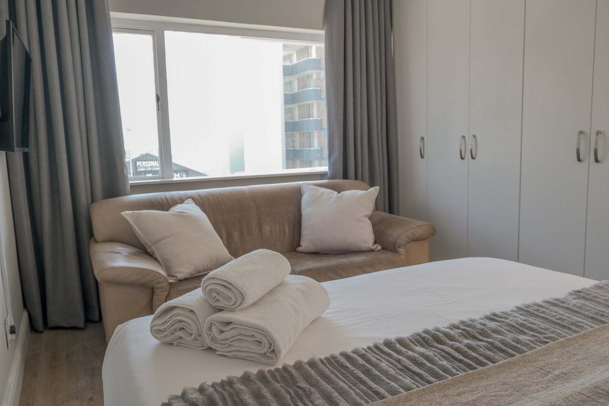 Coastal Vibes - Stylish 2-bedroom Apartment