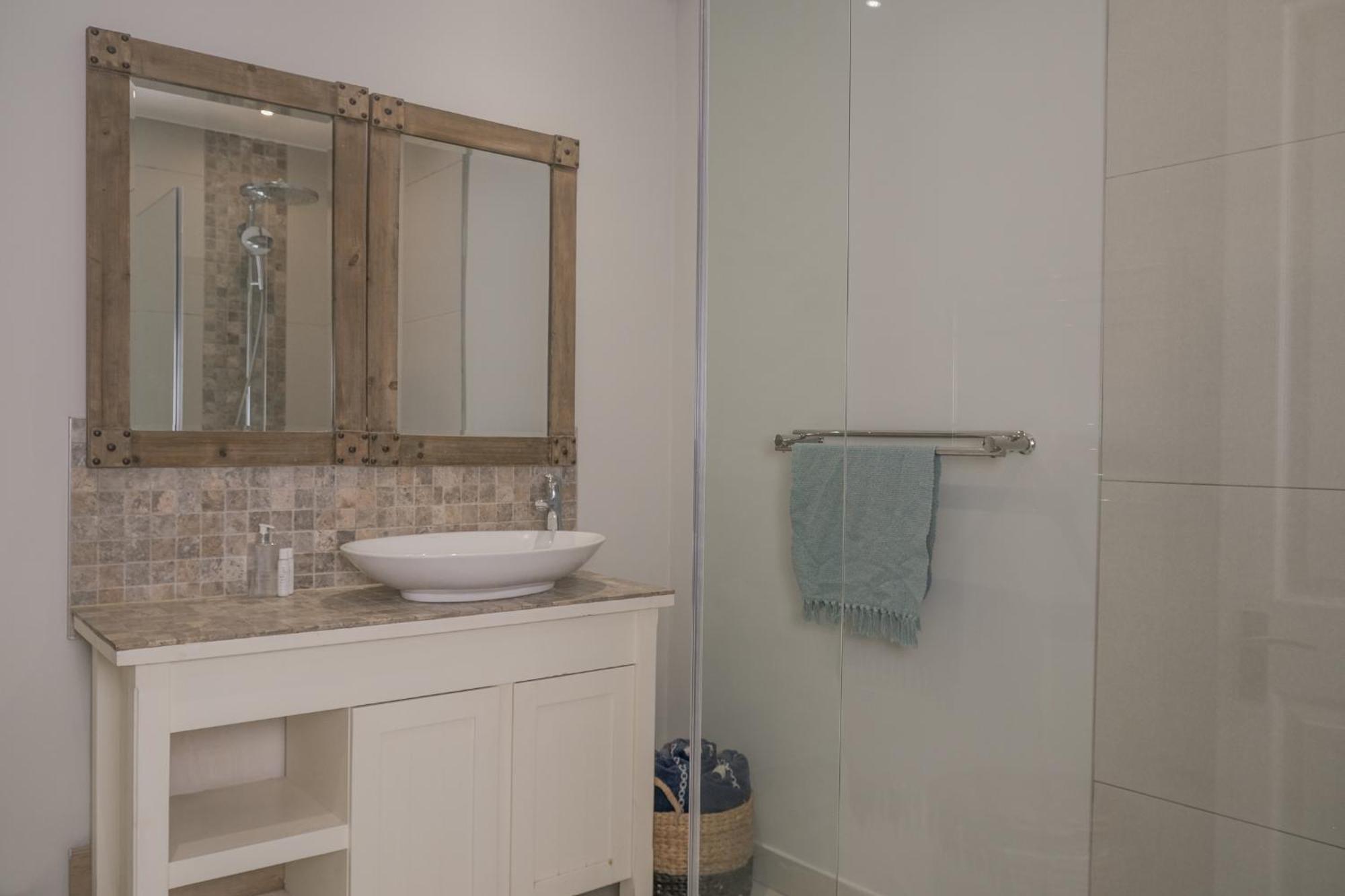 Apartment Coastal Vibes - Stylish 2-bedroom *