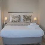 Coastal City Vibes - Stylish 2-Bedroom