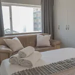 Coastal City Vibes - Stylish 2-Bedroom