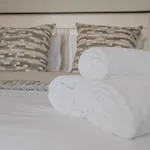 Coastal City Vibes - Stylish 2-Bedroom