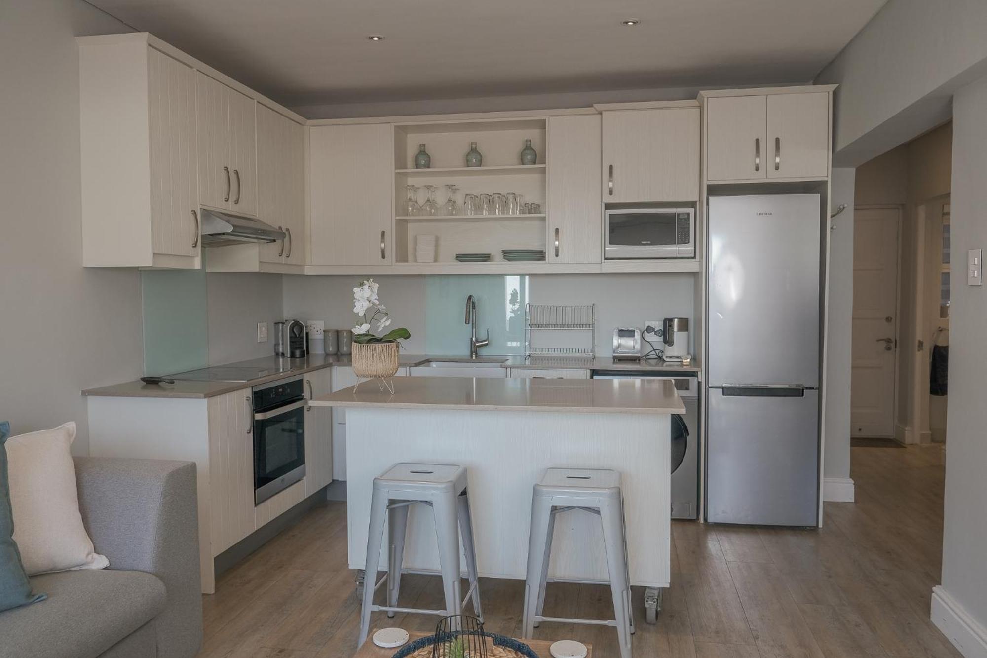 Coastal Vibes - Stylish 2-bedroom Apartment
