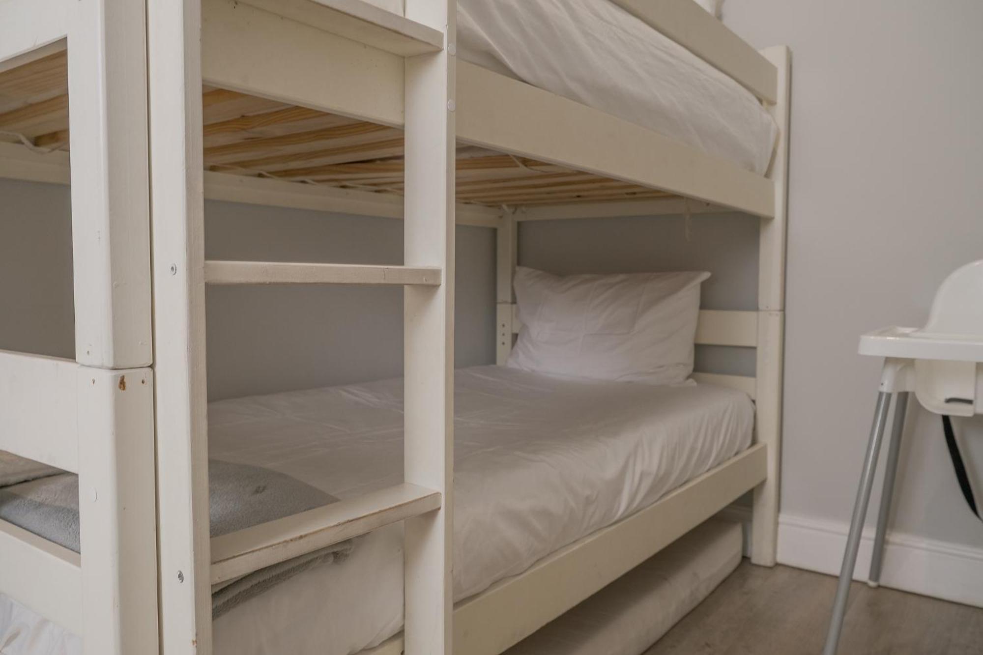 Coastal Vibes - Stylish 2-bedroom Apartment *