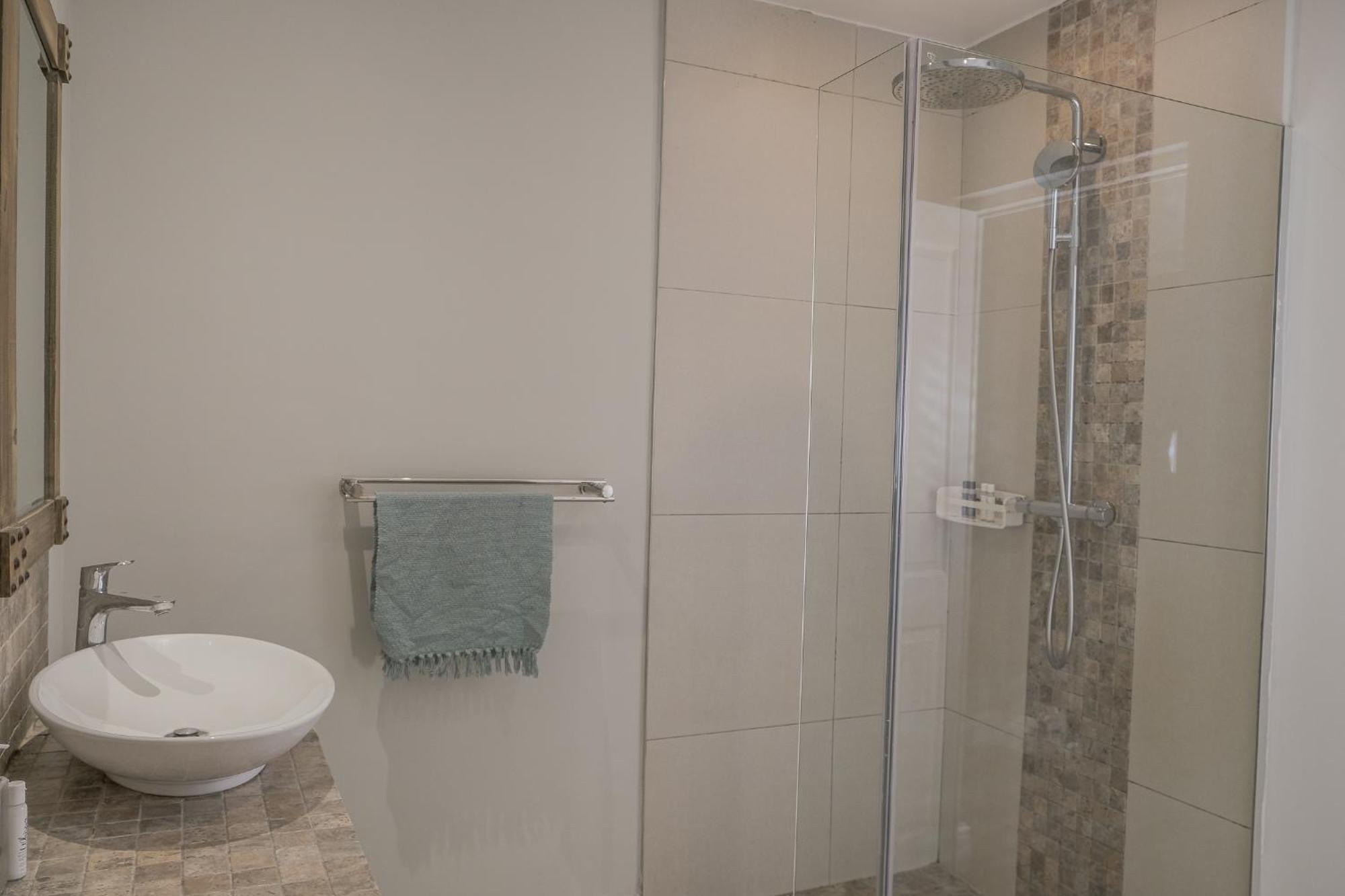 Coastal Vibes - Stylish 2-bedroom *