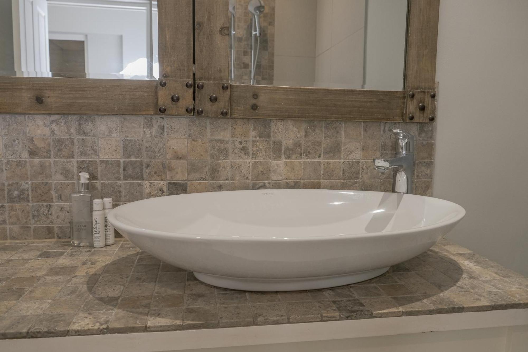 Coastal Vibes - Stylish 2-bedroom Apartment Cape Town